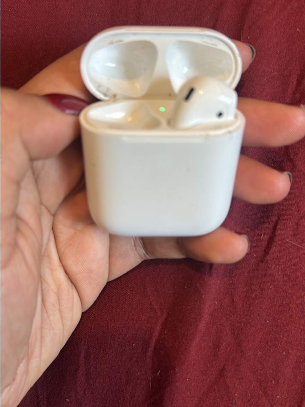 Apple White Wireless Earbuds with Charging Case